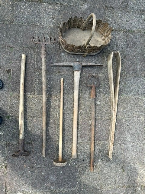 Antiek Gereedschap, Ophalen