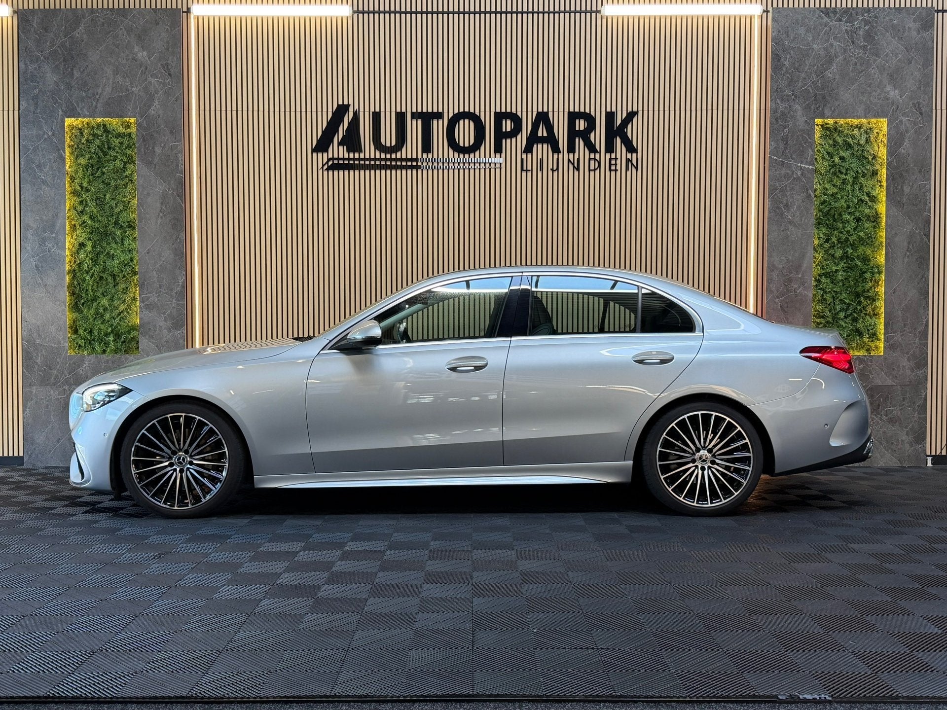Mercedes-Benz C-klasse 180 AMG Line GARANTIE|CAMERA|DODEHOEK, Auto's, Automaat, 4 cilinders, Alcantara, Bedrijf