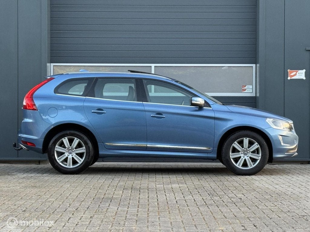 Volvo XC60 2.0 D4 FWD Polar+ Panoramadak/Camera/Familyline, Auto's, Volvo, 1800 kg, 1969 cc, Blauw, Leder