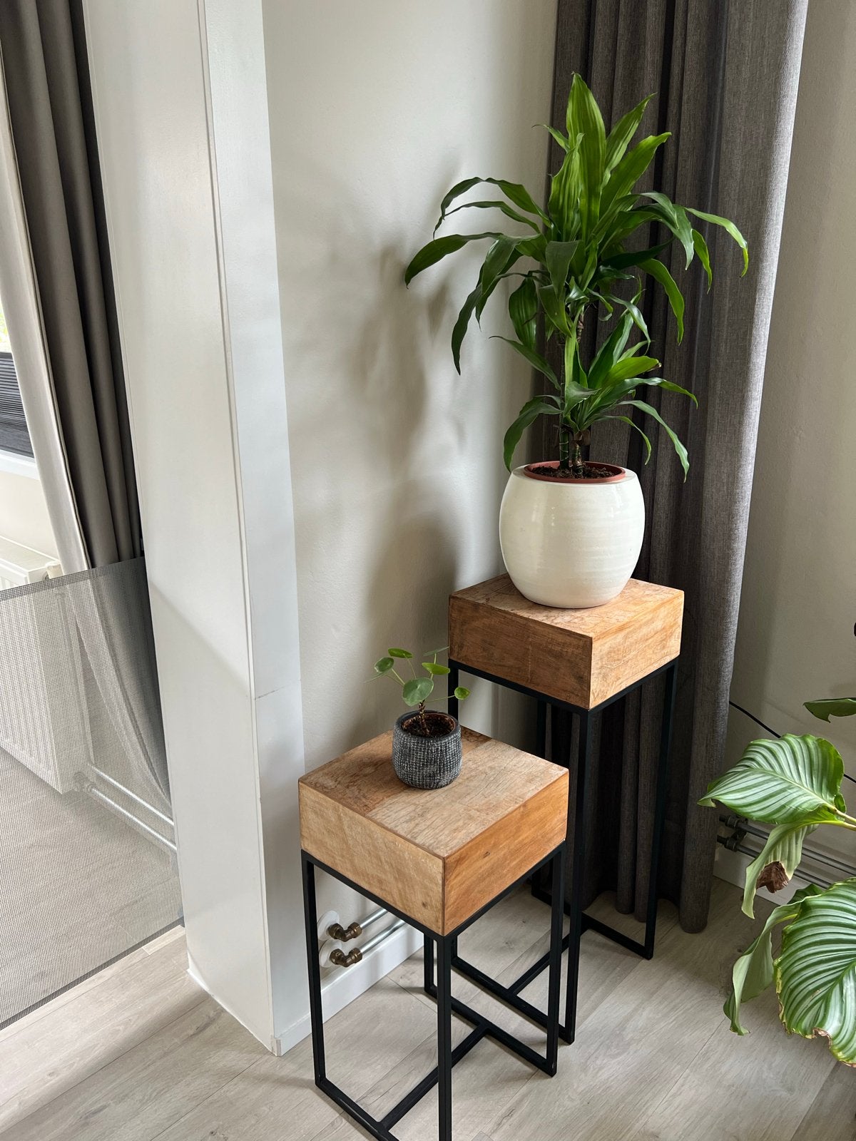 Set van 2 bijzettafels/plantenstandaards van Sanders Wonen, Ophalen, Hout, Zo goed als nieuw, Bruin