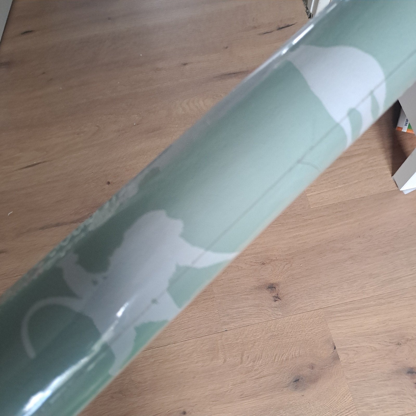 Behang 'Puck' - Vliesbehang met jungle patroon, Huis en Inrichting, Stoffering | Behang, Ophalen of Verzenden, Minder dan 10 m²