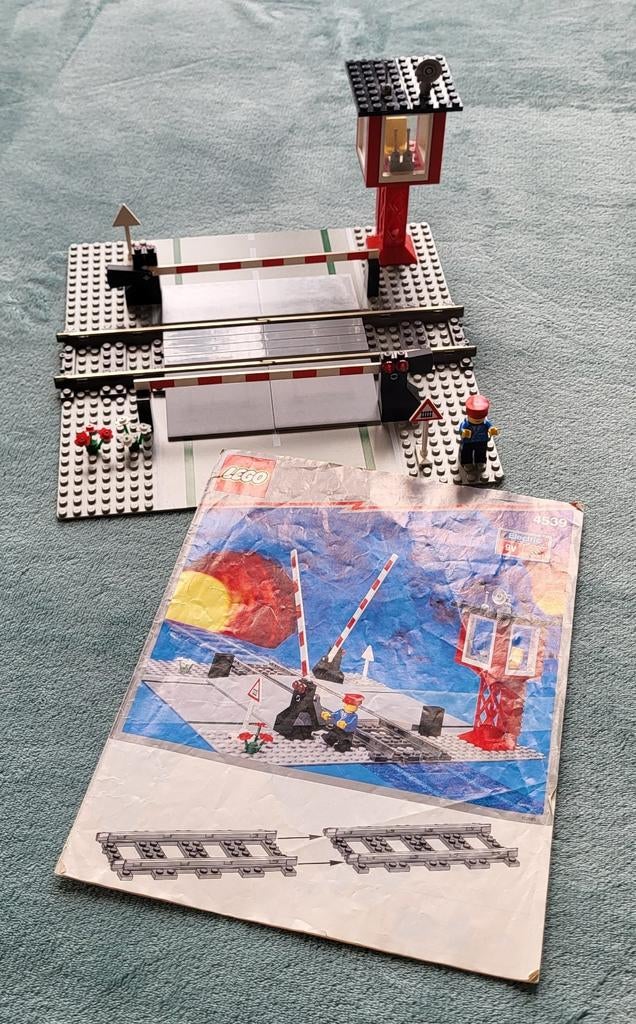 Lego trein 9 Volt ijzeren rails spoorweg overgang (set 4539), Gebruikt, Lego, Ophalen of Verzenden, Compleet