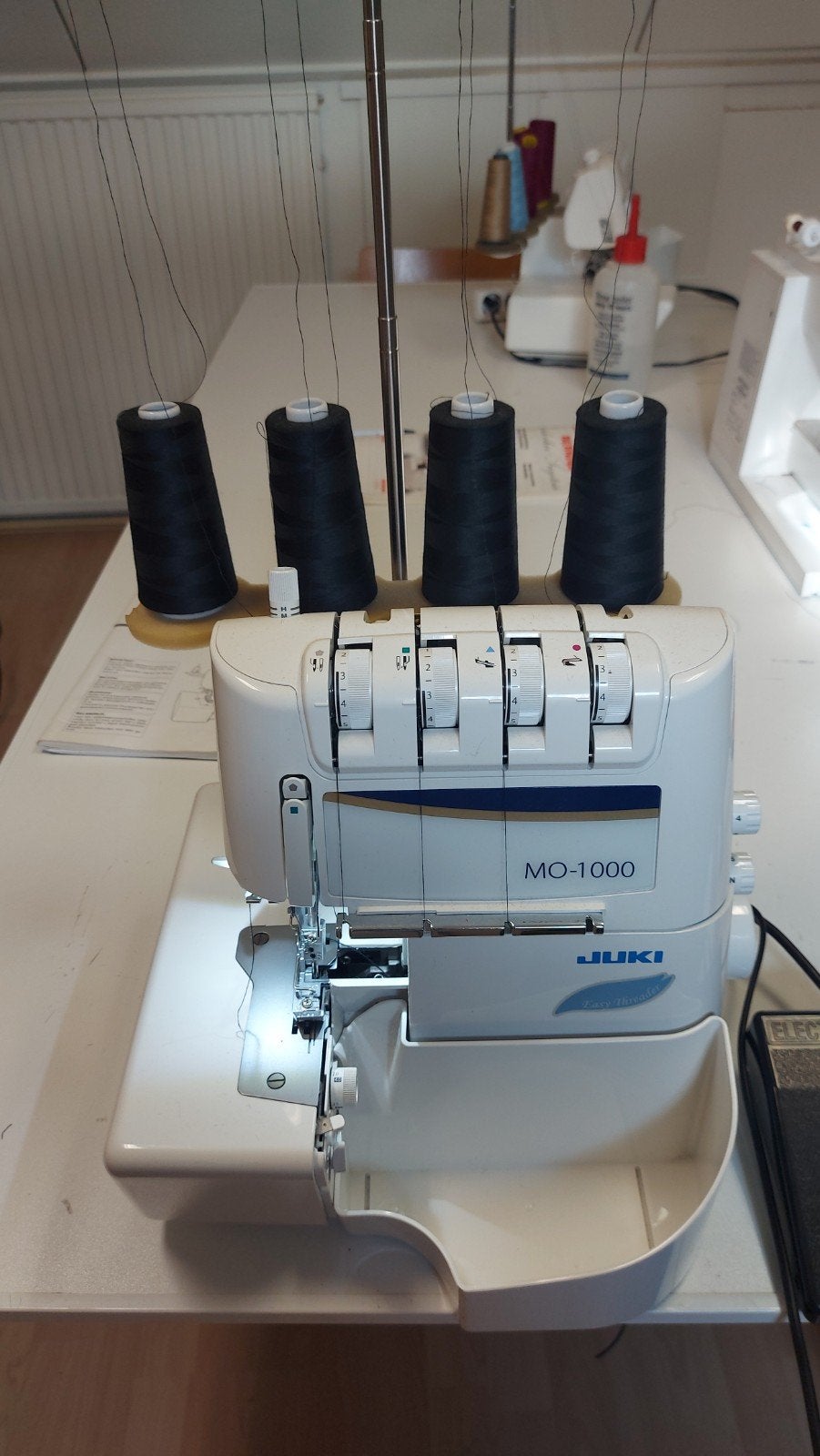 juki lockmachine MO 1000 automatisch inrijgsysteem, Ophalen, Zo goed als nieuw, Lockmachine, Overige merken