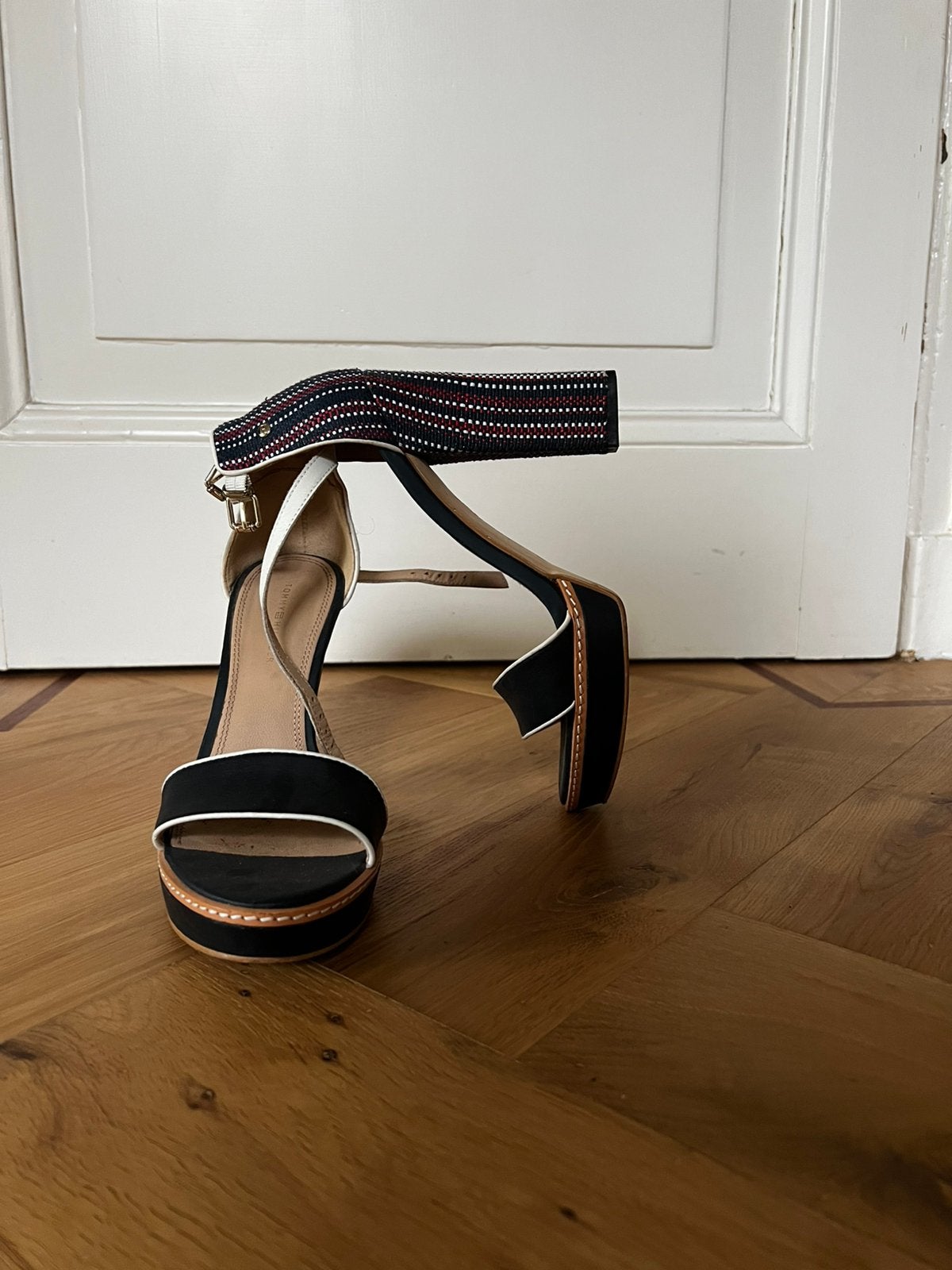 Prachtige Hilfiger sandalen, Kleding | Dames, Schoenen, Ophalen of Verzenden, Zo goed als nieuw, Sandalen of Muiltjes