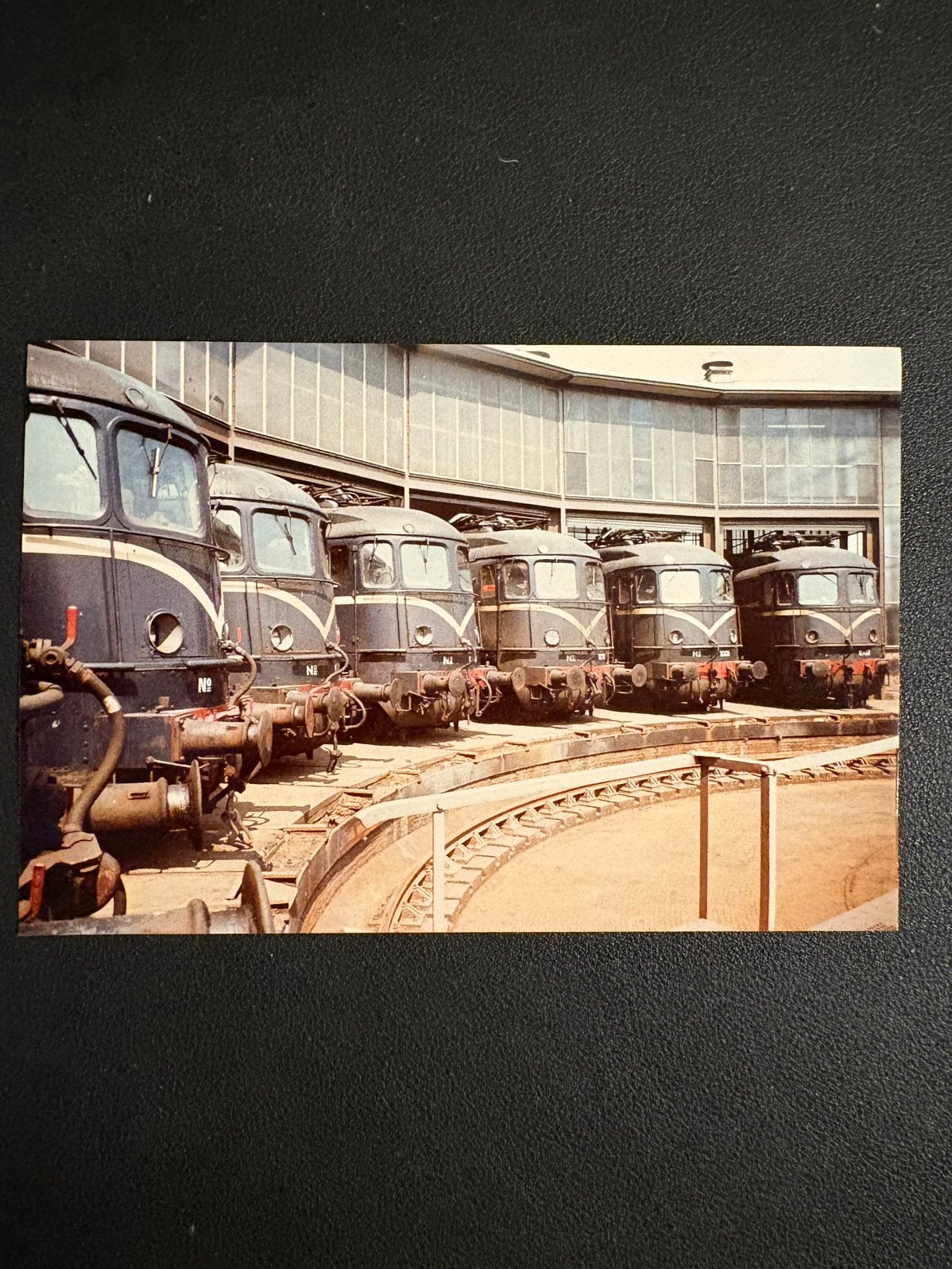 Foto locomotieven NS-serie 1000 te werkplaats Tilburg (1982), Verzamelen, Ophalen of Verzenden, Gebruikt, Trein