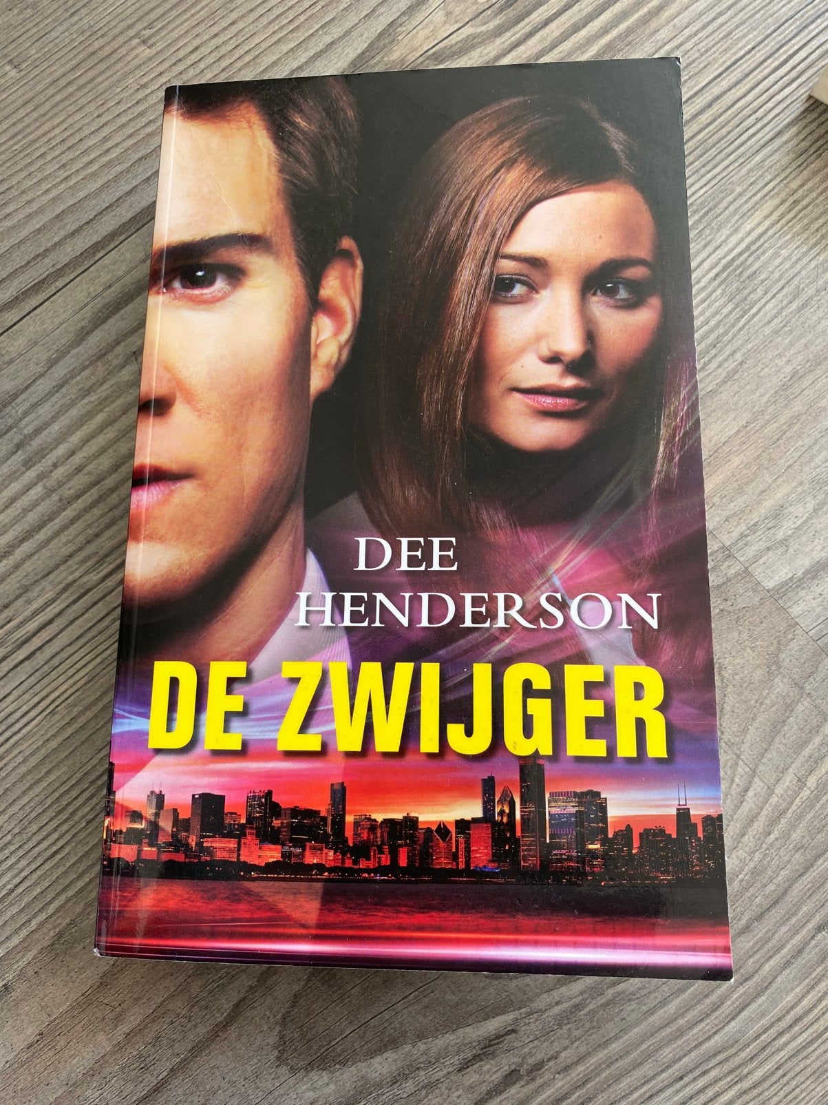 Dee Henderson - De zwijger, Boeken, Ophalen of Verzenden, Gelezen, Dee Henderson