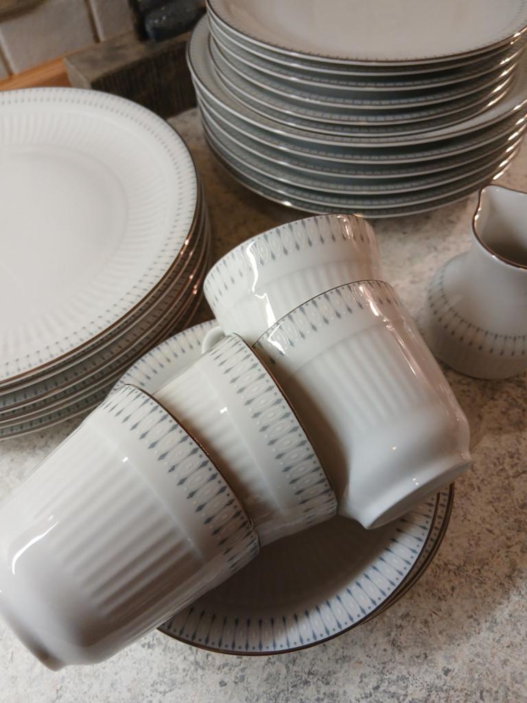 Wit servies met gouden rand en blauw patroon, Ophalen of Verzenden