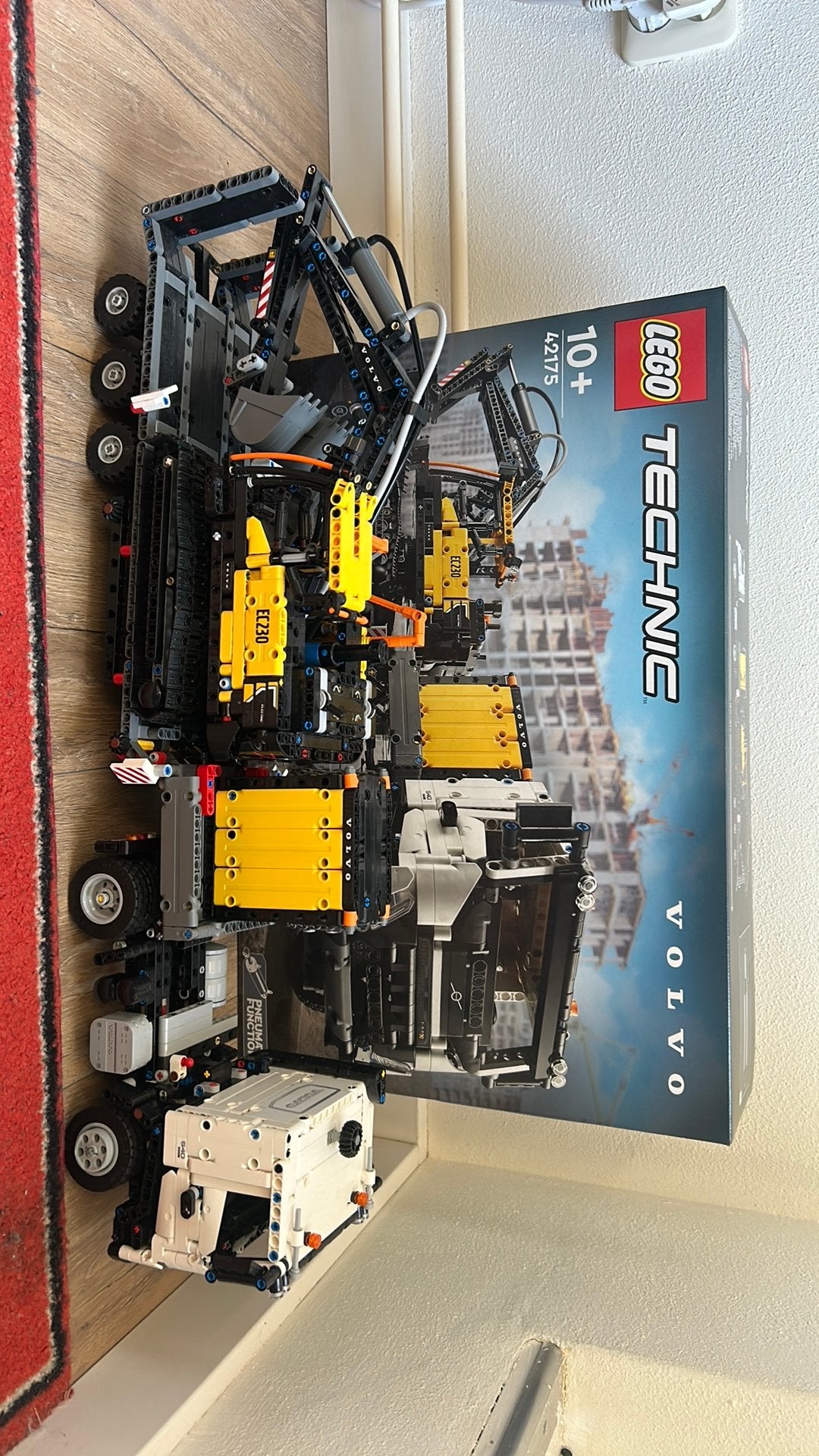 Volvo FMX truck & EC230 elektrische graafmachine + doos, Ophalen, Lego, Zo goed als nieuw, Complete set