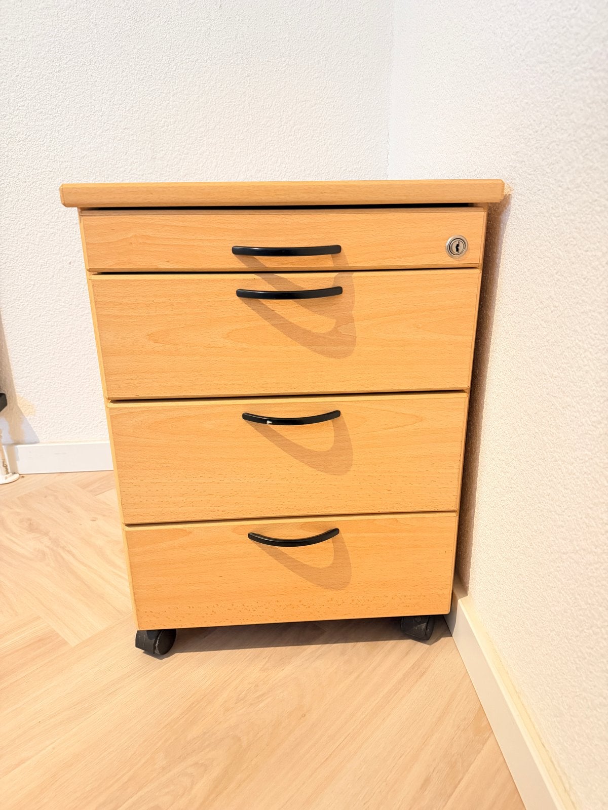 Houten ladekast / bureaukast op wieltjes, Ophalen, Minder dan 50 cm, Gebruikt, 3 of 4 laden