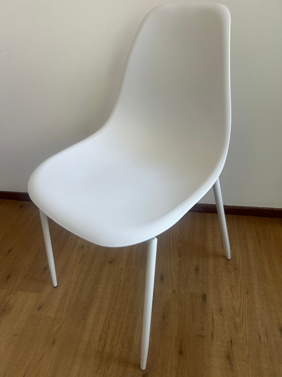 4x White Dinning Chairs, Ophalen, Kunststof, Wit, Zo goed als nieuw