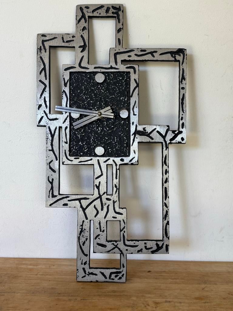 Unieke Wandklok brutalisme - Modern Design Zwart/Zilver, Ophalen of Verzenden
