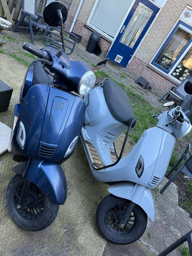 Twee agm snorscooters, blauw en grijs.Hoeft niet als duo weg, Ophalen of Verzenden, Gebruikt, Benzine, Overige merken