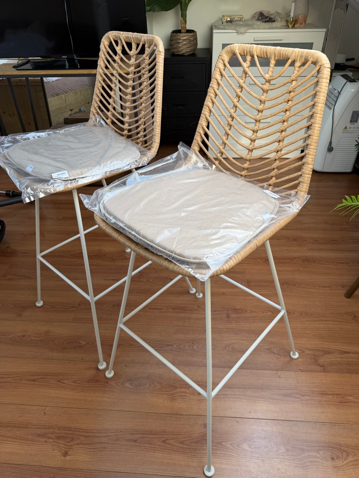 2x Rotan barkrukken met metalen onderstel, 75 cm hoog, Huis en Inrichting, Barkrukken, Ophalen, 60 tot 90 cm, Zo goed als nieuw