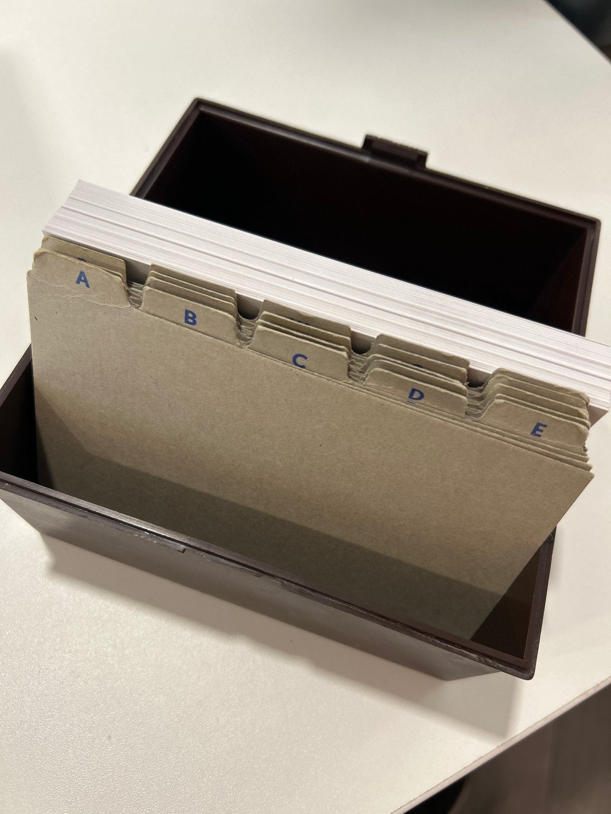 Kleine kaartenbak met A-Z register en blanco kaartjes, Diversen, Ophalen of Verzenden, Gebruikt