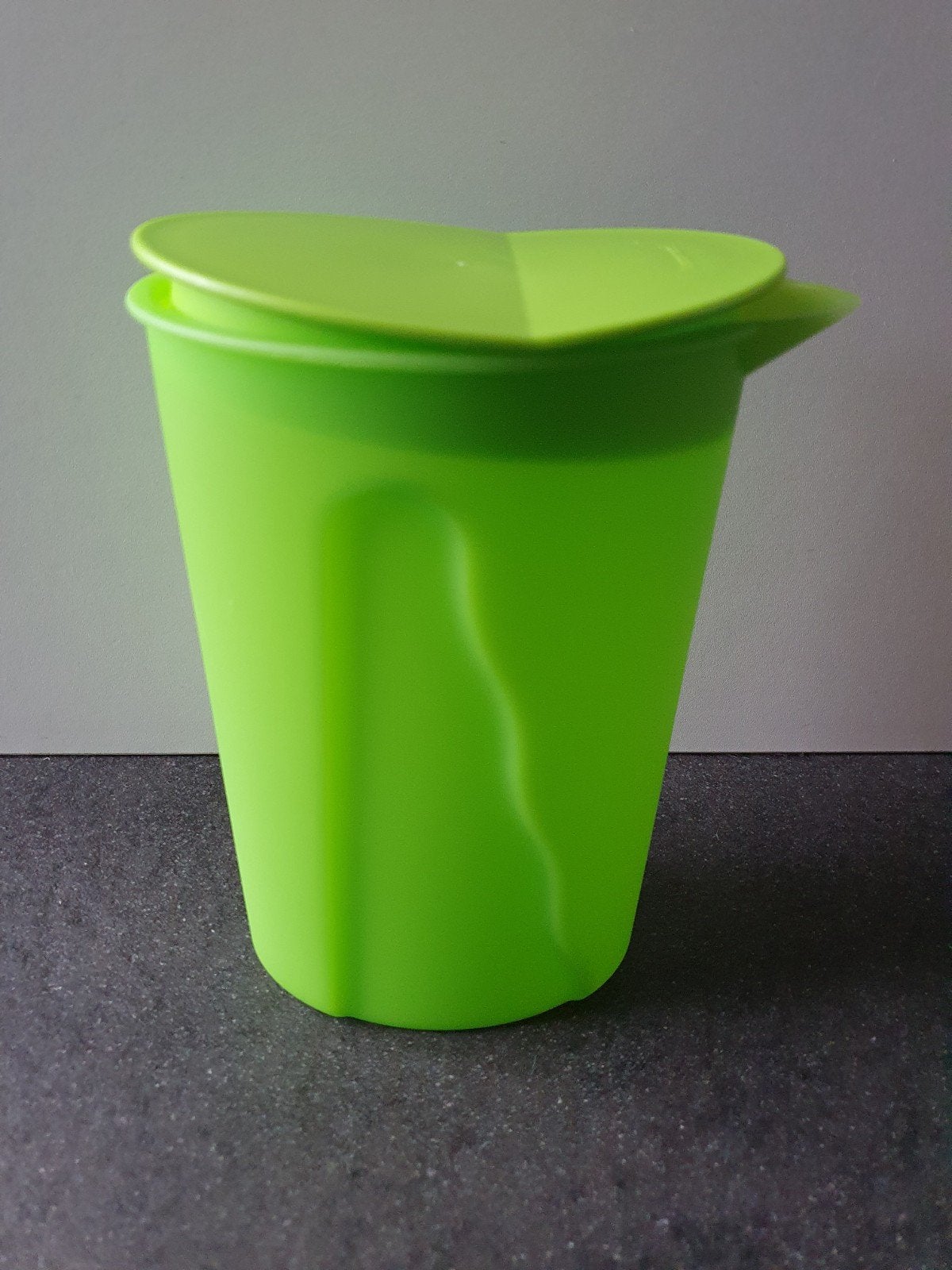 Nieuw groene 1 liter waterkan van de tupperware, Huis en Inrichting, Keuken | Tupperware, Beker of Kan, Nieuw, Ophalen of Verzenden
