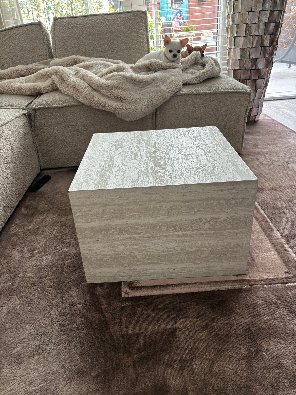 Nieuwe kleine salontafel in travertin-look, Huis en Inrichting, Overige materialen, 50 tot 100 cm, Vierkant, Nieuw