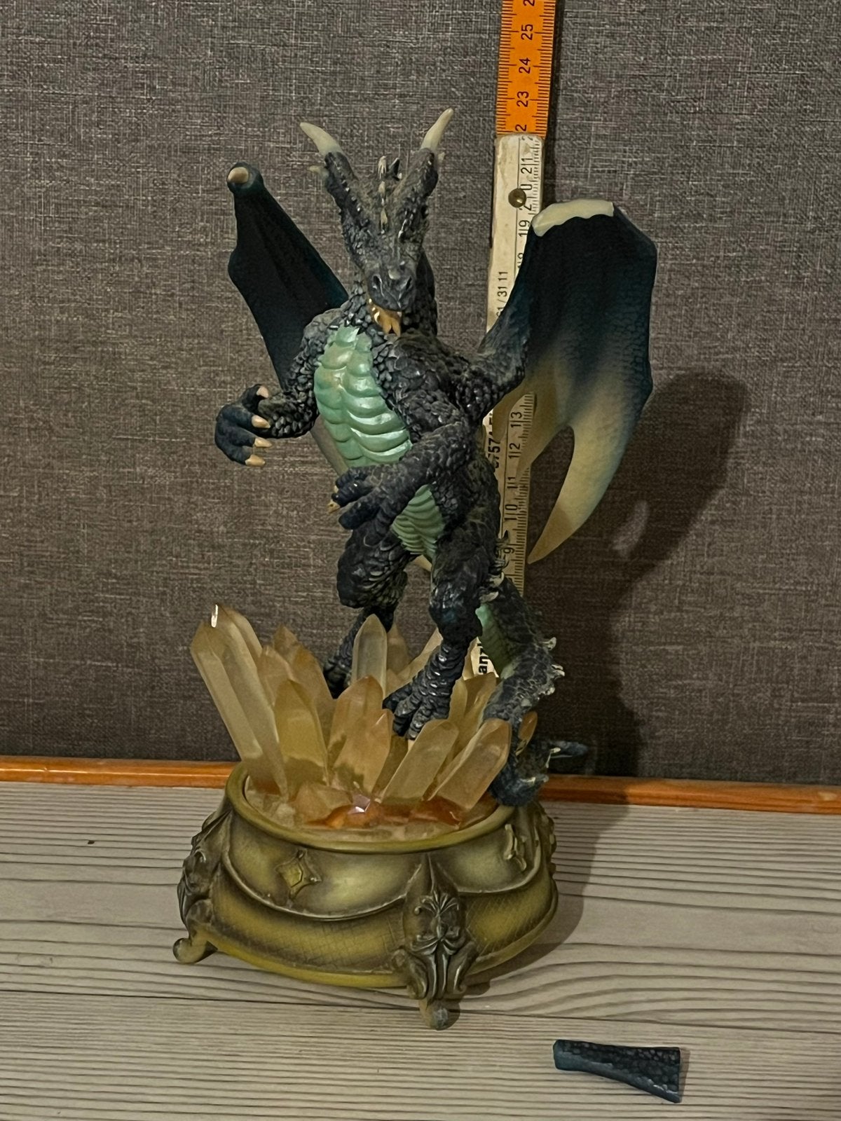 Drakenbeeld met lichtgevende kristallen - Fantasy decoratie, Verzamelen, Ophalen, Gebruikt, Fantasy