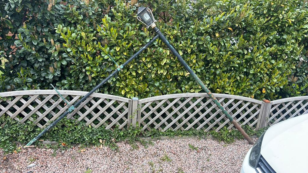 Ijzeren palen met lamp, Ophalen of Verzenden, Gebruikt, Minder dan 180 cm, Palen