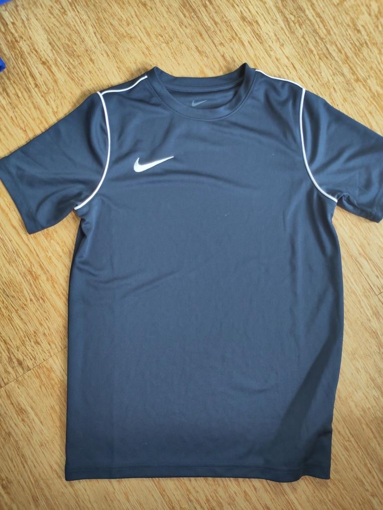 Nike sportshirt maat 147-158, zo goed als nieuw, Kinderen en Baby's, Kinderkleding | Maat 152, Jongen of Meisje, Sport- of Zwemkleding