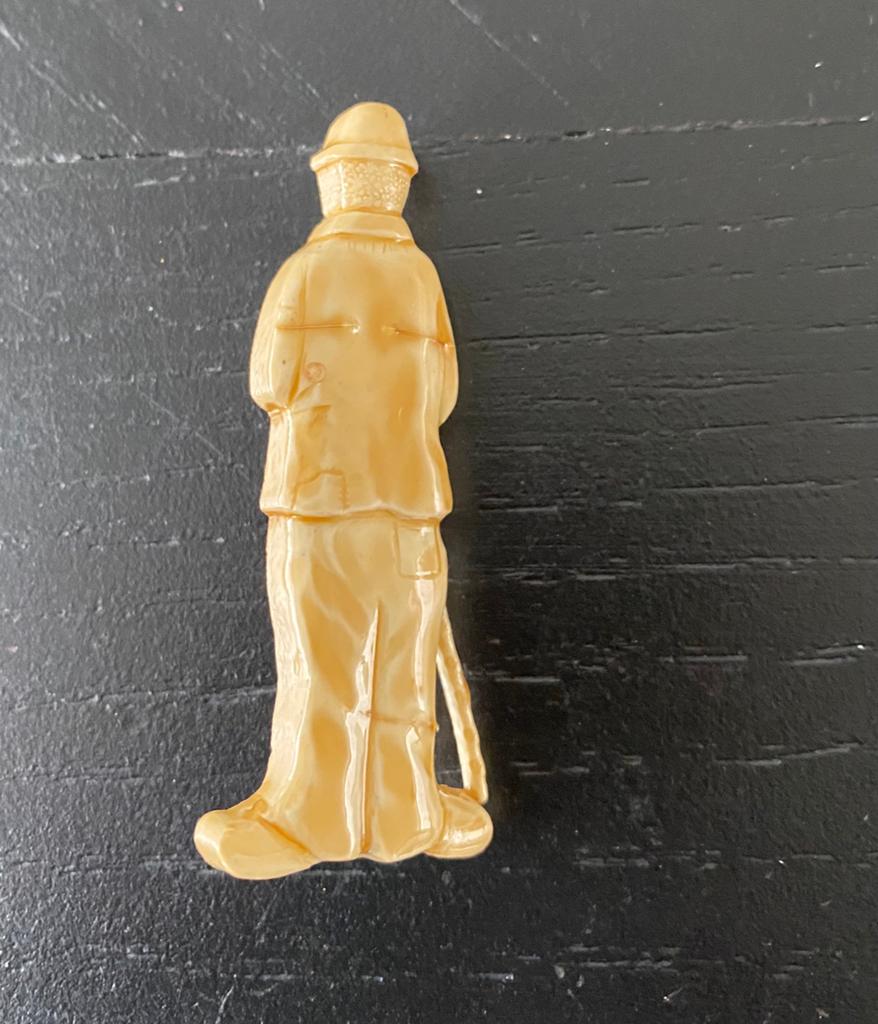 Gelakt Bakelieten broche Charlie Chaplin -zeldzaam, Ophalen of Verzenden, Zo goed als nieuw, Overige materialen