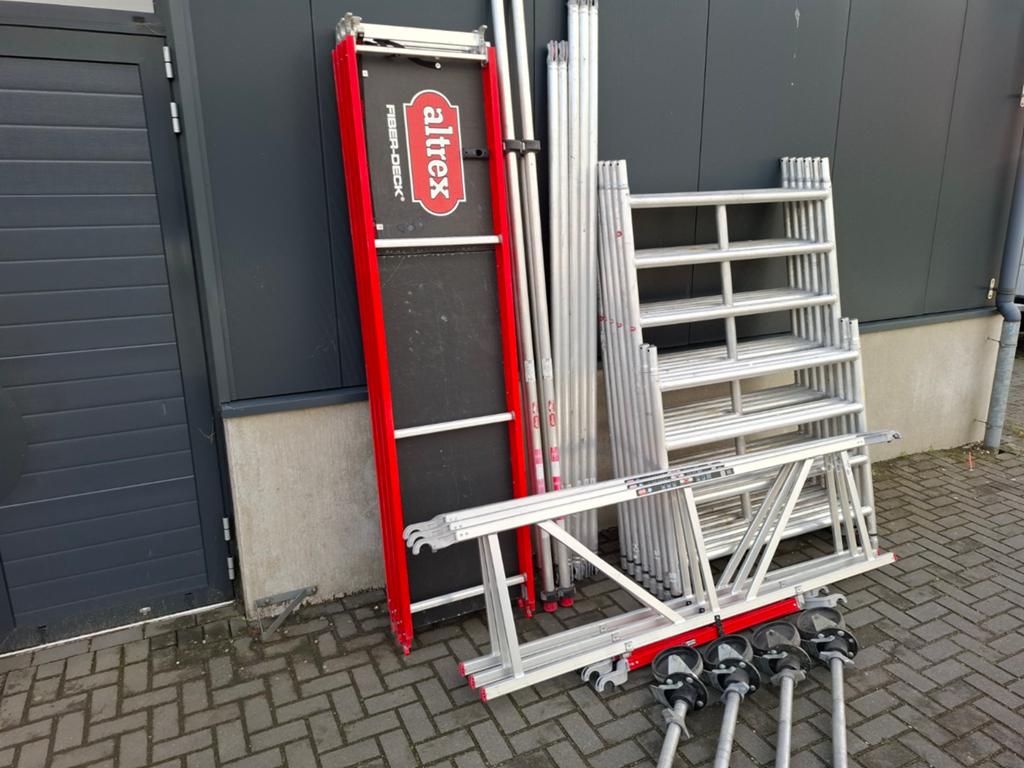 Altrex RS5 rolsteiger 8,2 werkhoogte Fiberdek  (NIEUWSTAAT!), Doe-het-zelf en Verbouw, Steigers, Ophalen, Zo goed als nieuw, Rolsteiger of Kamersteiger