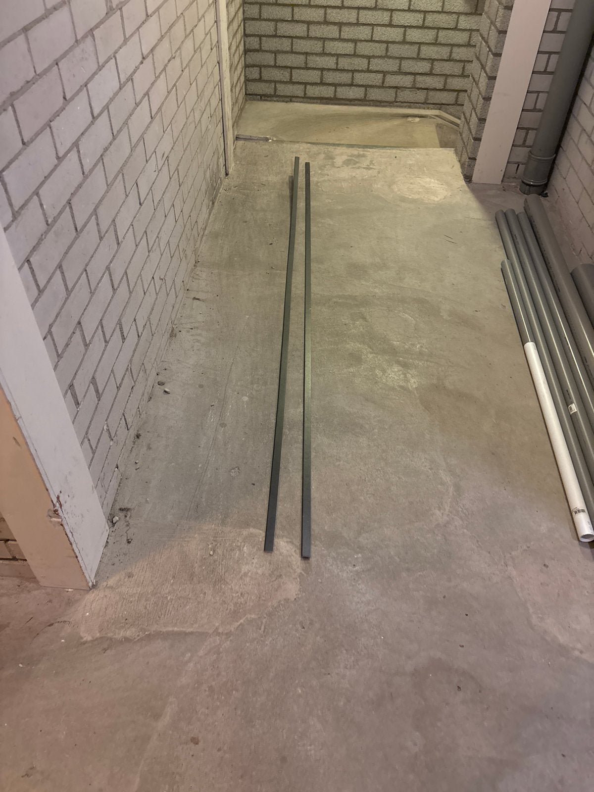 2x Zwarte Plakplint 5x24mm 2.4m PEFC gecertificeerd, Doe-het-zelf en Verbouw, Plinten en Afwerking, Ophalen, Overige materialen