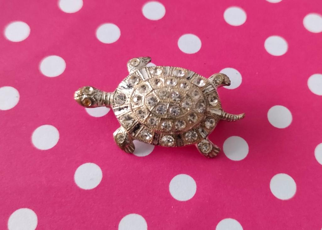 Kleine zilverkleurige schildpad broche met strass steentjes, Overige materialen, Ophalen of Verzenden, Zo goed als nieuw, Zilver