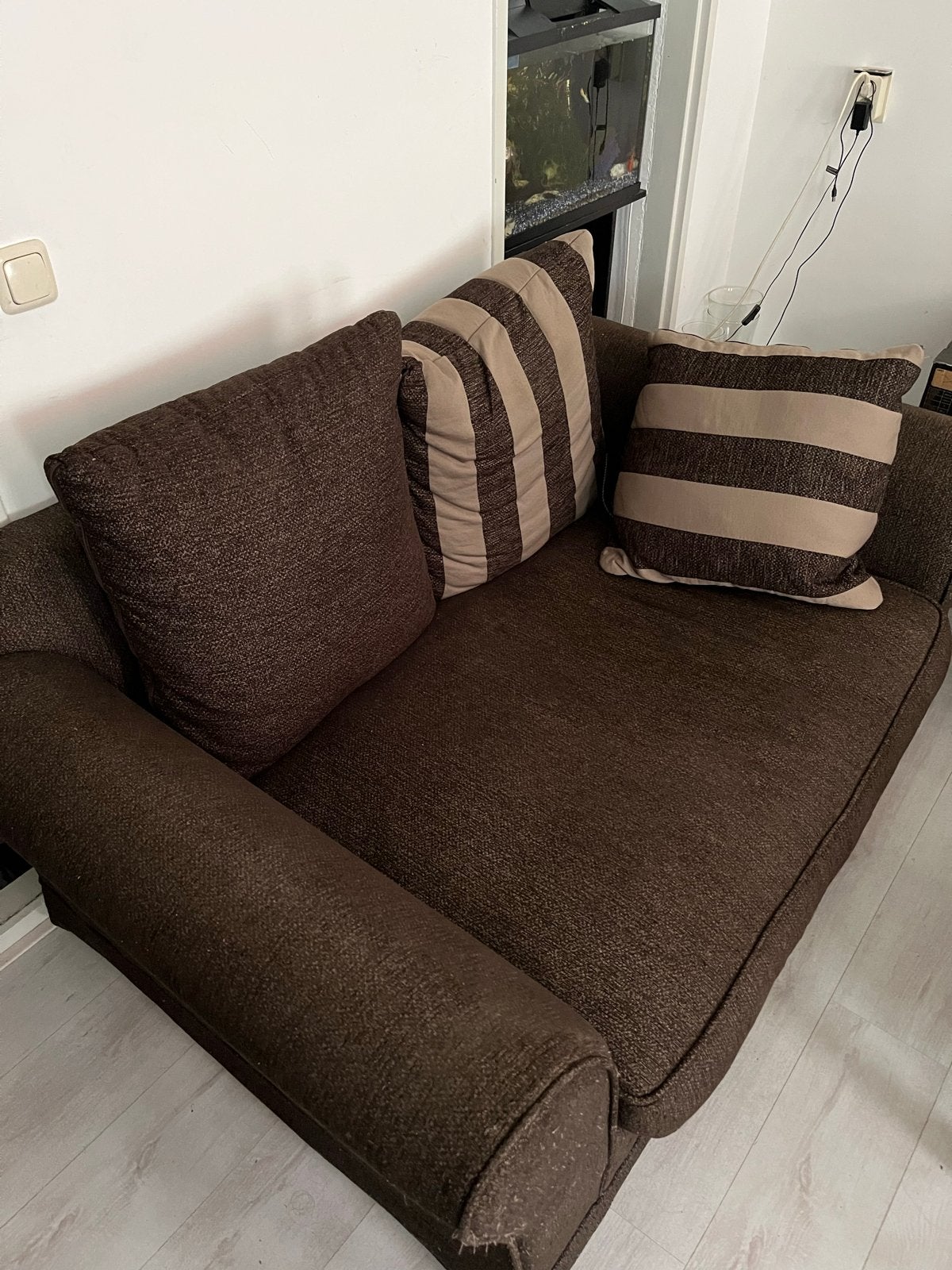 Comfortabele bruine bank met kussens, Ophalen, Gebruikt, Driepersoons, 75 tot 100 cm