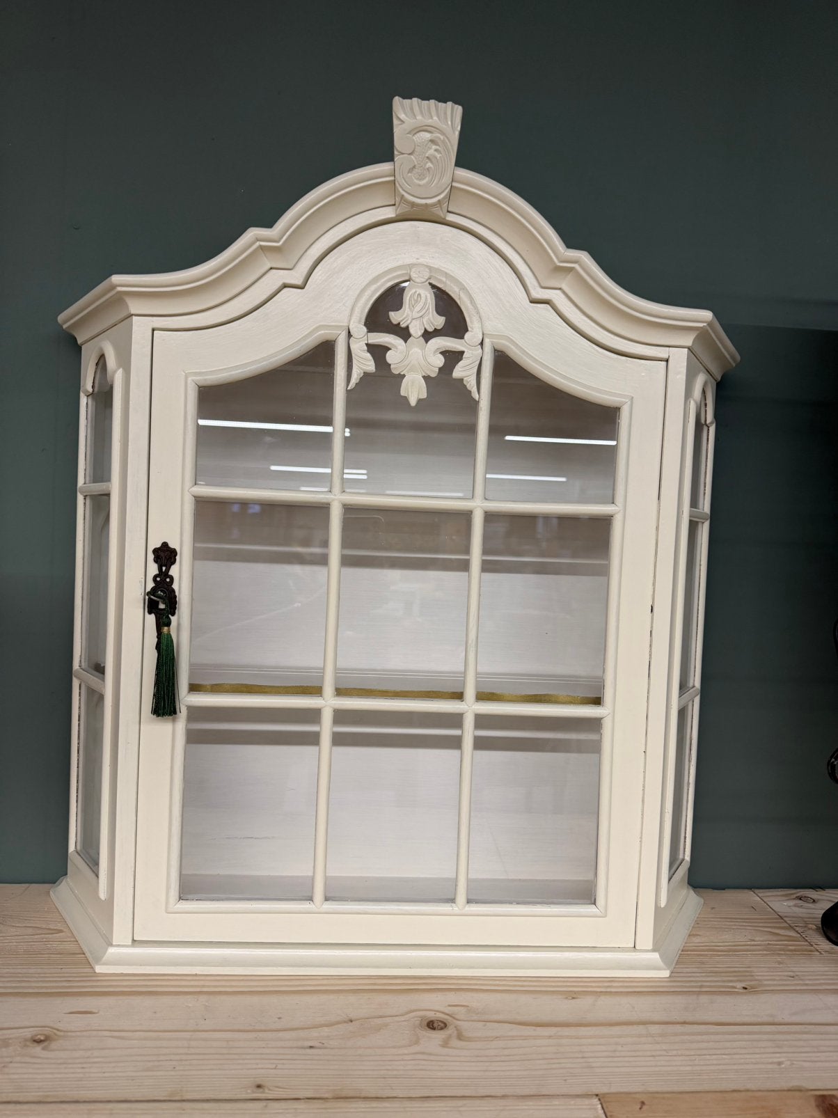 Wand vitrinekast wandvitrinekast wit met sleutel, Antiek en Kunst, Ophalen of Verzenden