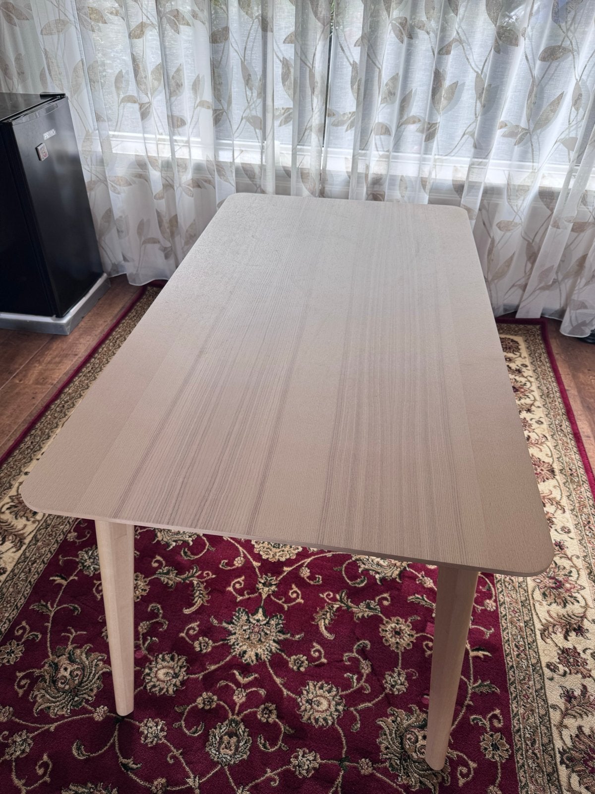 Moderne eettafel met lichte houtlook en houten poten, Huis en Inrichting, Ophalen, 100 tot 150 cm, Grenenhout, 50 tot 100 cm