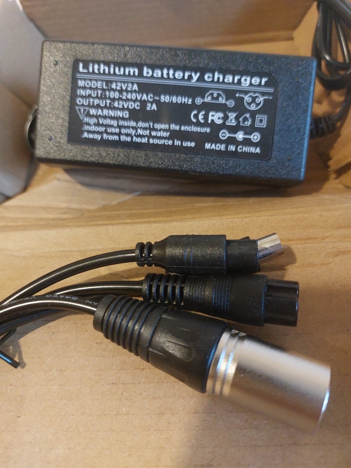 Lithium batterijlader 42V 2A met diverse aansluitingen, Ophalen of Verzenden, Gebruikt