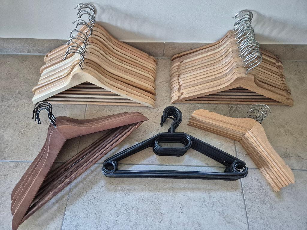 Veel kledinghangers (hout en kunststof), Kleding | Dames, Kledinghangers, Ophalen of Verzenden, Zo goed als nieuw, Overige materialen
