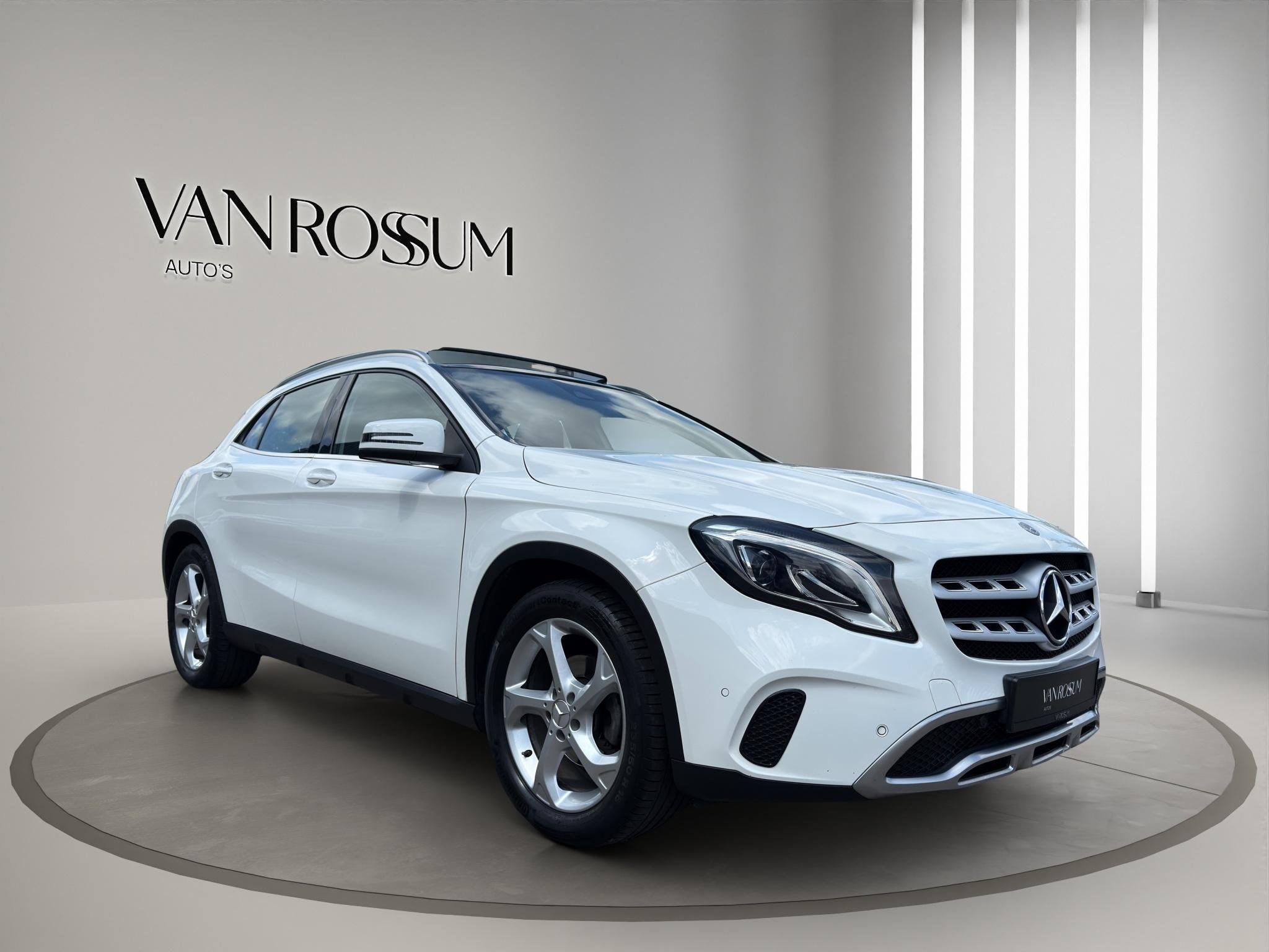 Mercedes-Benz GLA-klasse 180 Premium | Pano | Leder sportsto, Auto's, Gebruikt, 4 cilinders, 1595 cc, Bedrijf