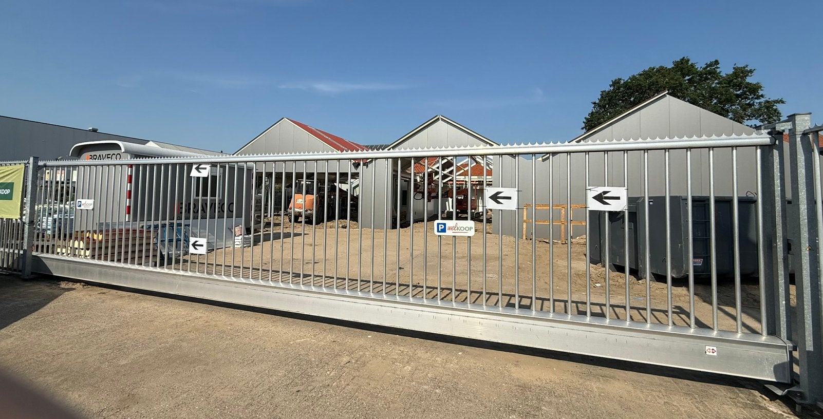 Vrijdragende schuifpoort, Ophalen, Aluminium, Spijlenhekwerk