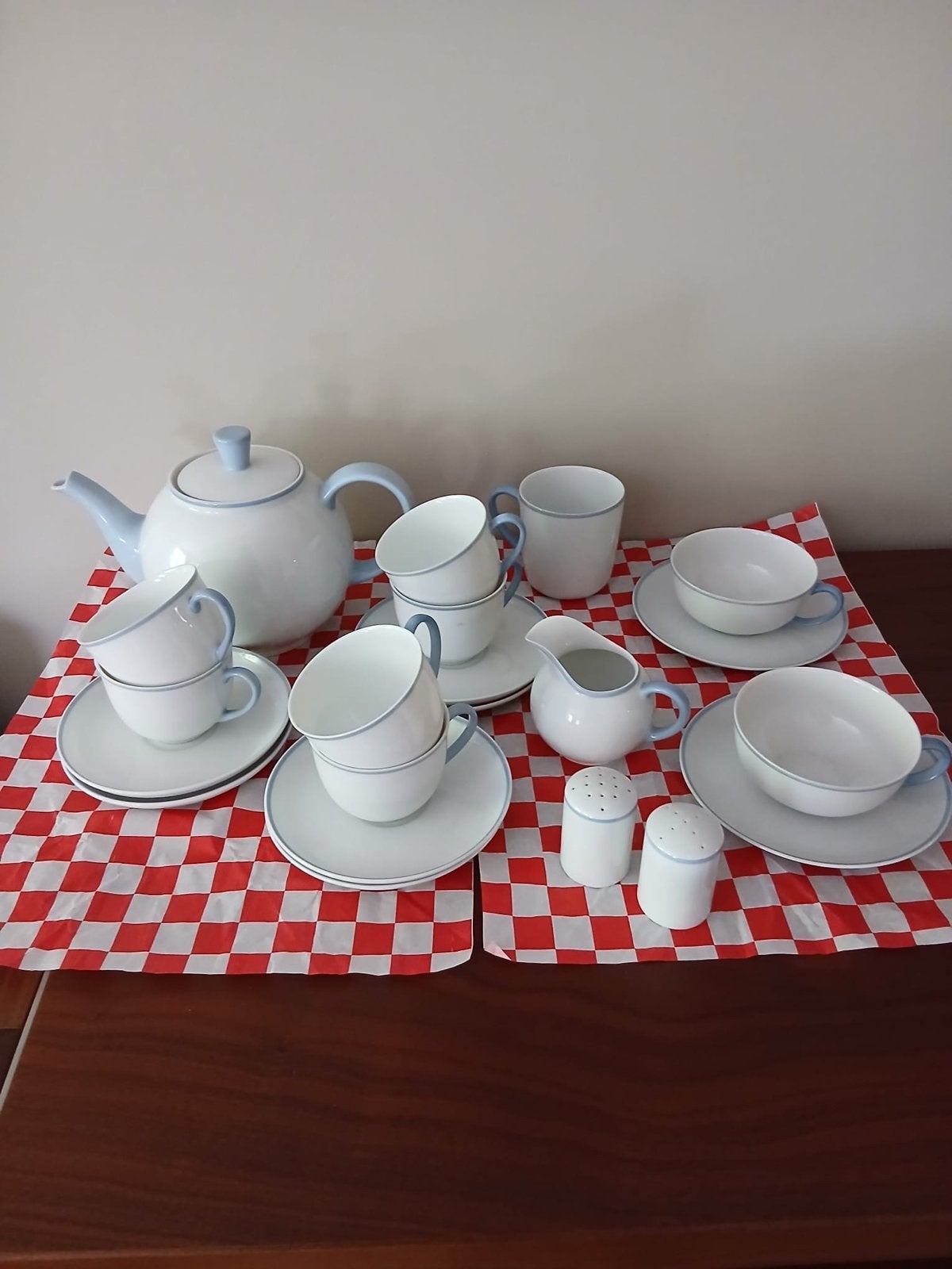 11-delig Arzberg wit/lichtblauw servies, Overige merken, Klassiek, Ophalen of Verzenden, Zo goed als nieuw