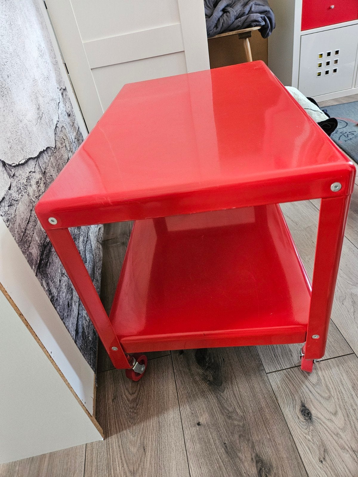 Rood bijzettafeltje op wielen, Ophalen, Minder dan 45 cm, Gebruikt, Metaal of Aluminium