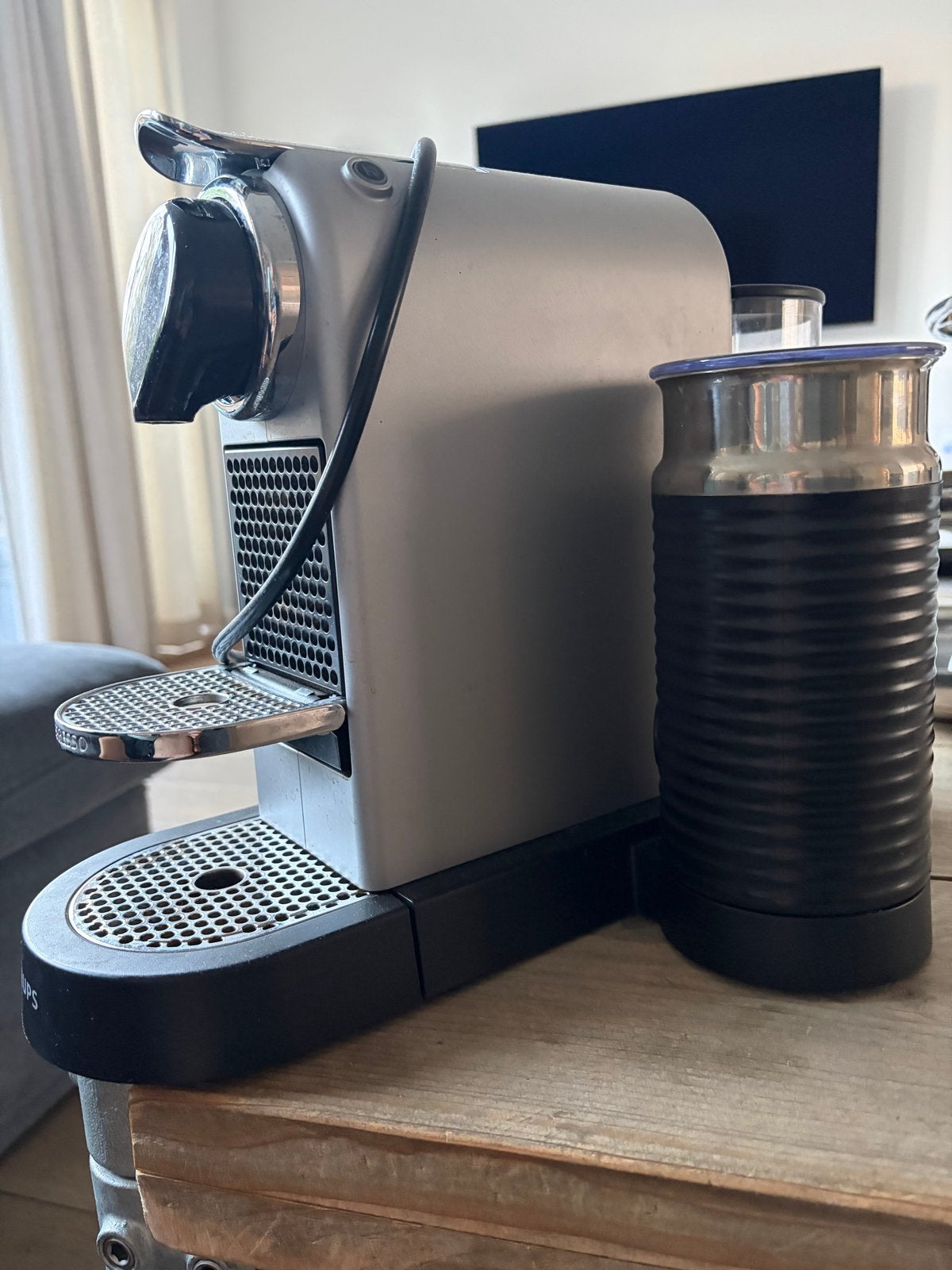 Nespresso Krups Essenza Mini met Melkopschuimer +20cups, Witgoed en Apparatuur, Koffiezetapparaten, Ophalen, Gebruikt, Espresso apparaat