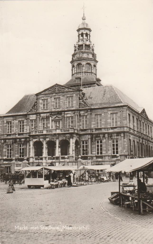 maastricht- stadhuis met markt, Ophalen of Verzenden, Voor 1920, Limburg