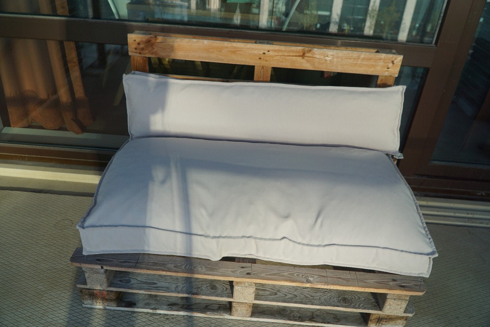 Comfortabele palletbank met kussens voor buiten, Ophalen, Zo goed als nieuw, Hout