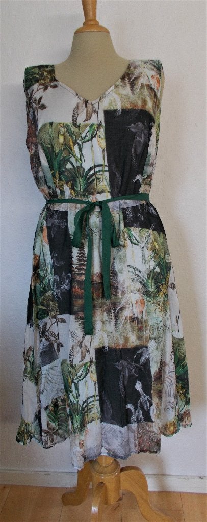 Aparte Aziatische tempel/bloemen print jurk van Apenage! 46, Maat 46/48 (XL) of groter, Zo goed als nieuw, Onder de knie, Meerkleurig