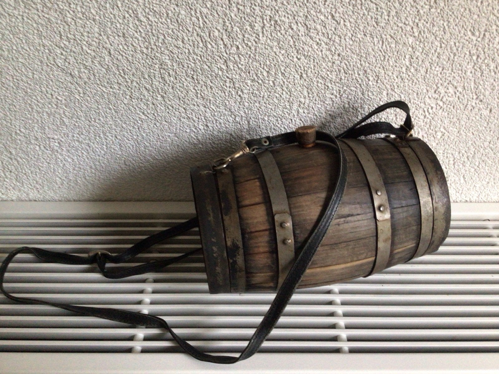 Houten vaatje met draagriem, vat, drankvat. Ton, Ophalen