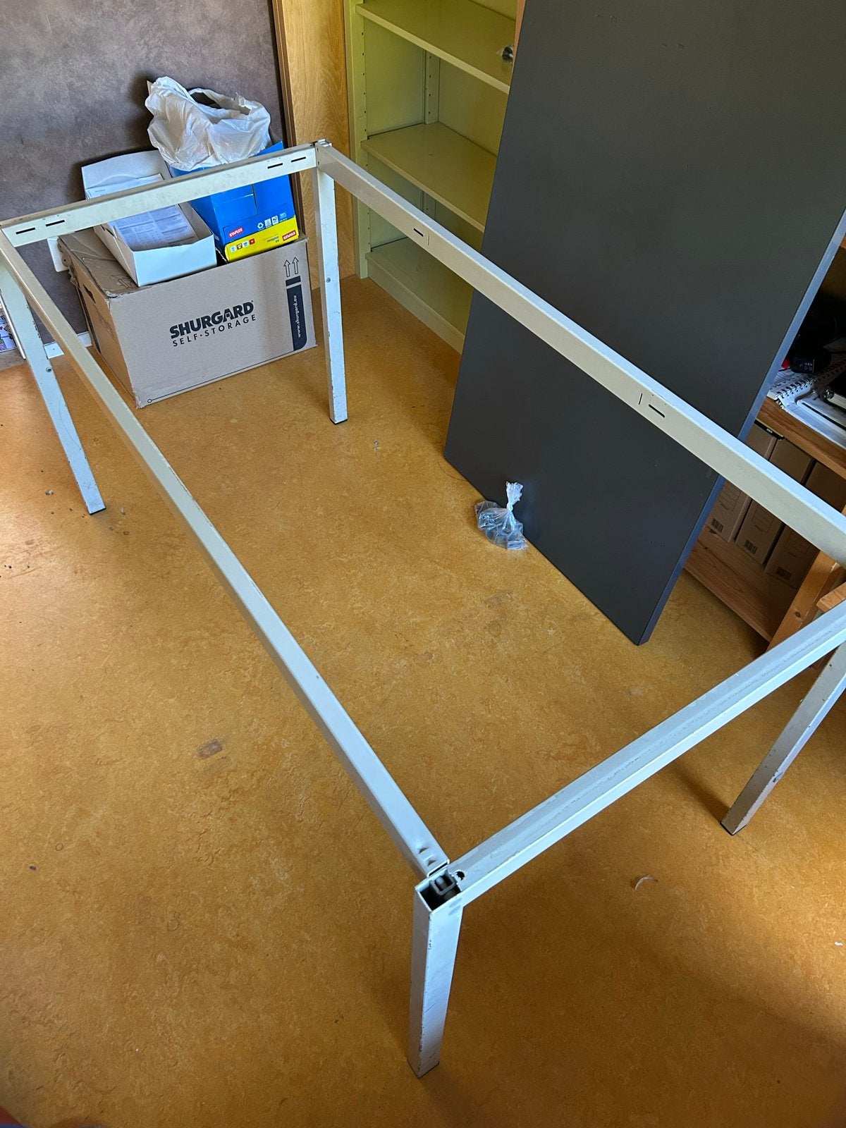 (Kantoor)tafel met metalen onderstel, Gebruikt, Vier personen, Rechthoekig, 50 tot 100 cm
