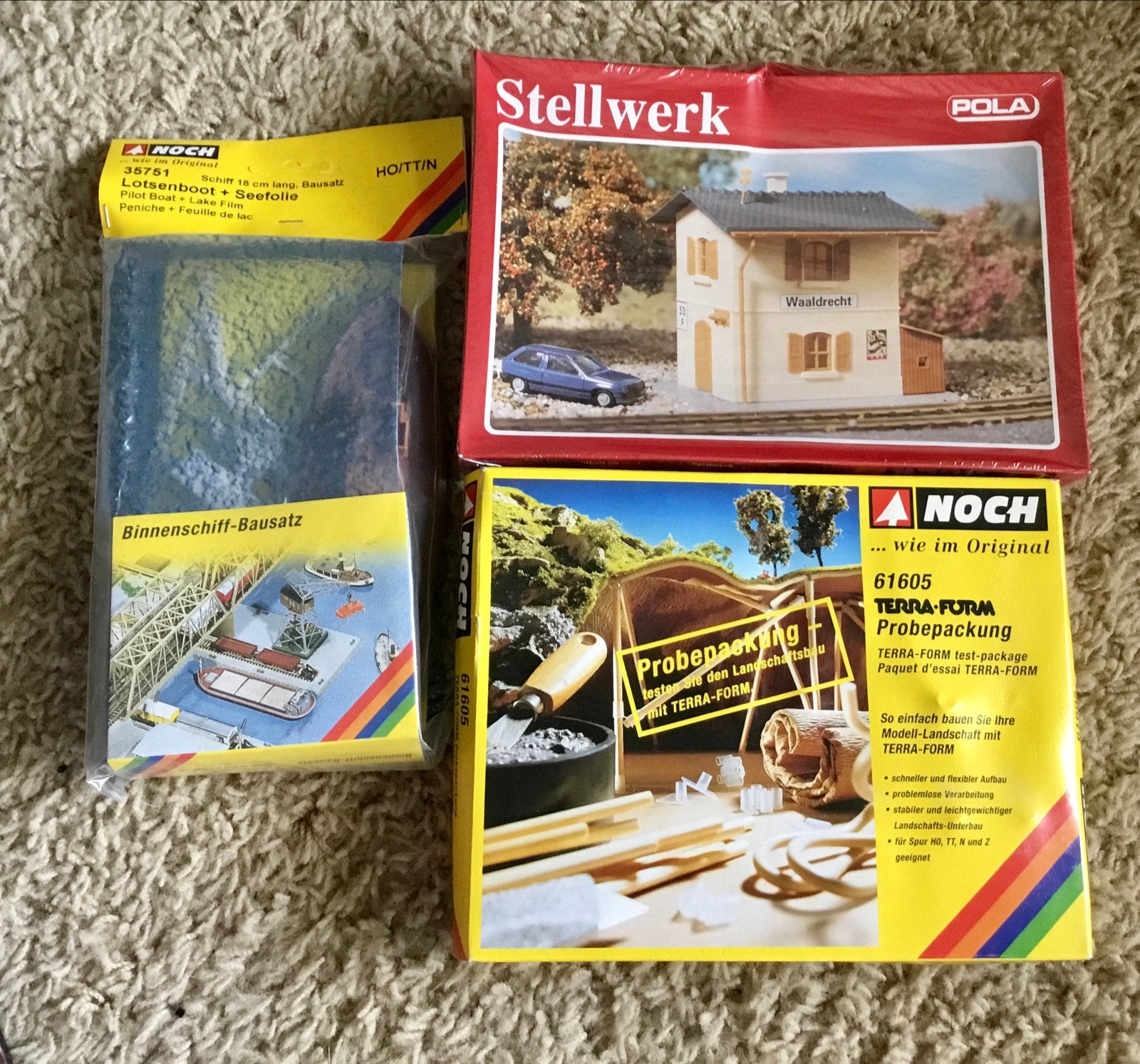 Drie modeltrein bouwpakketten: Stellwerk, Binnenschip, Terra, Overige merken, Gelijkstroom of Wisselstroom, Brug, Tunnel of Gebouw