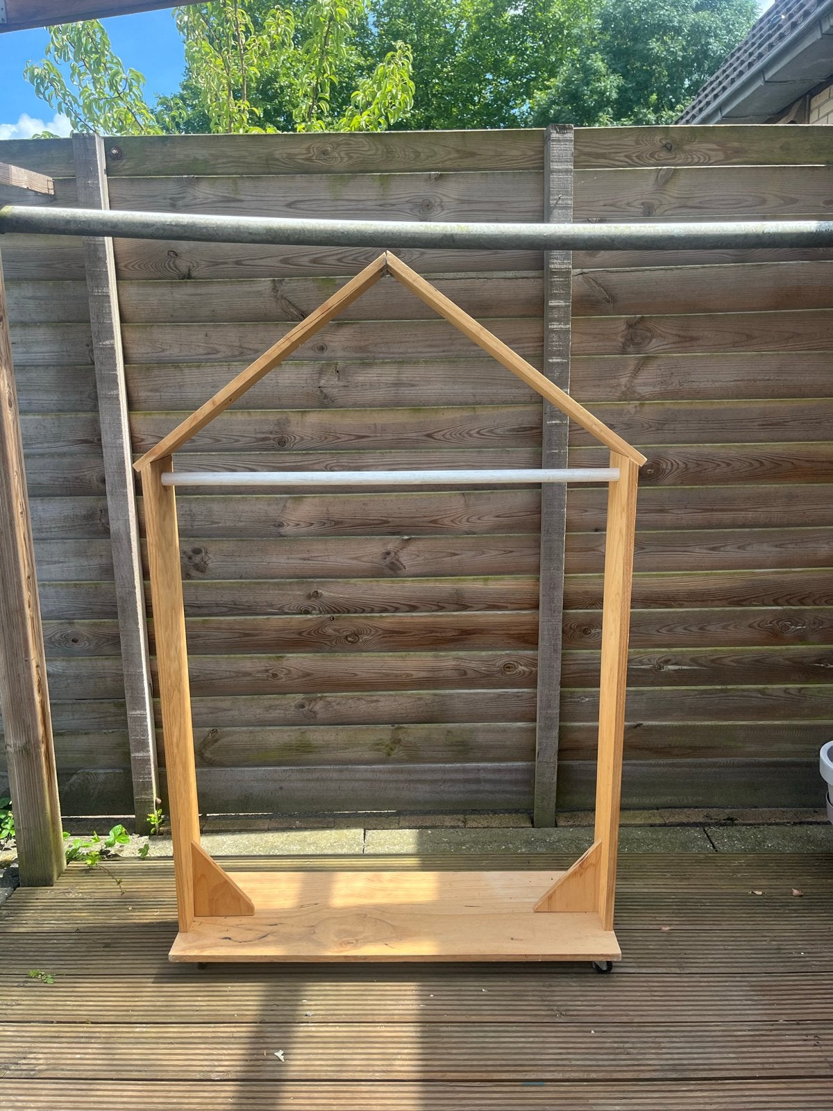 Houten kledingrek op wieltjes - 1m breed, 1.5m hoog, Ophalen, Met wielen, Gebruikt