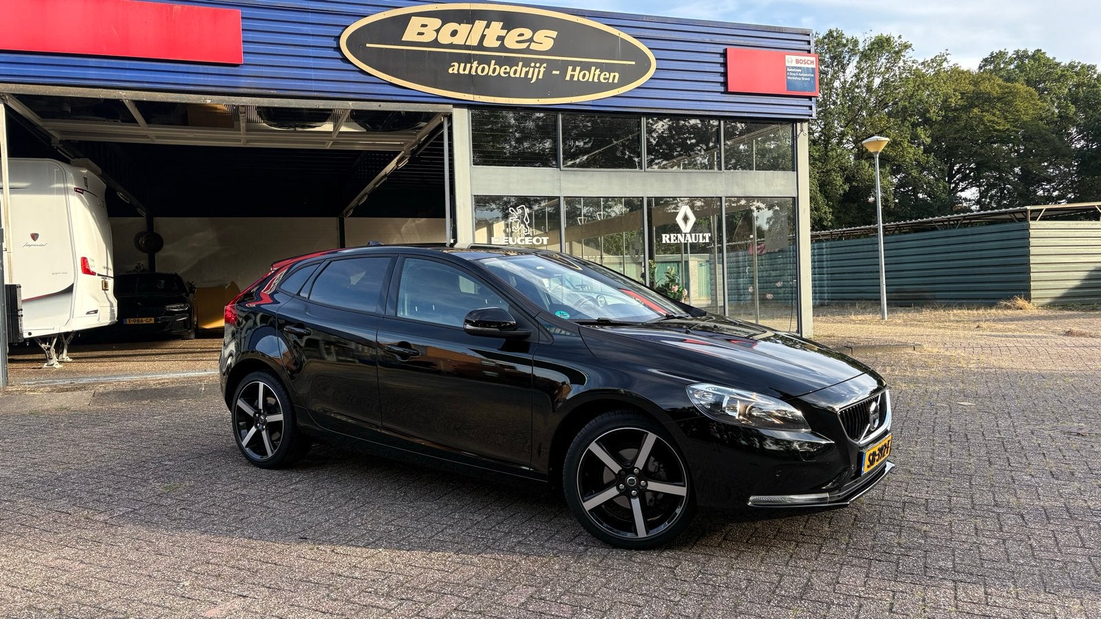 Volvo V40 2.0 D2 uit 2017 met enkel 80295 km!, Voorwielaandrijving, 4 cilinders, 1969 cc, Zwart