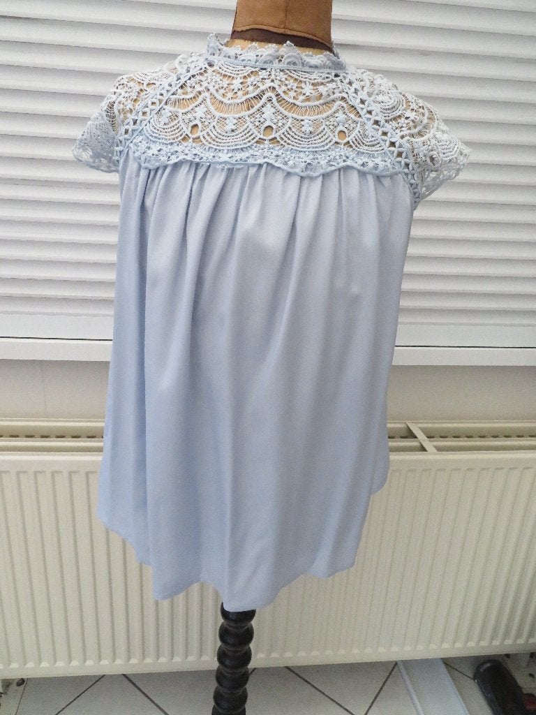 Dames top Jolio & Co maat M/L L.Blauw Z.G.A.N. met kant., Kleding | Dames, Maat 38/40 (M), Blauw, Ophalen of Verzenden, Zo goed als nieuw