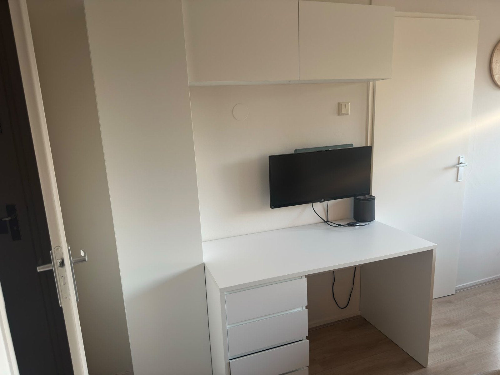 Jysk bureau met IKEA Billy & Besta, Ophalen, Zo goed als nieuw