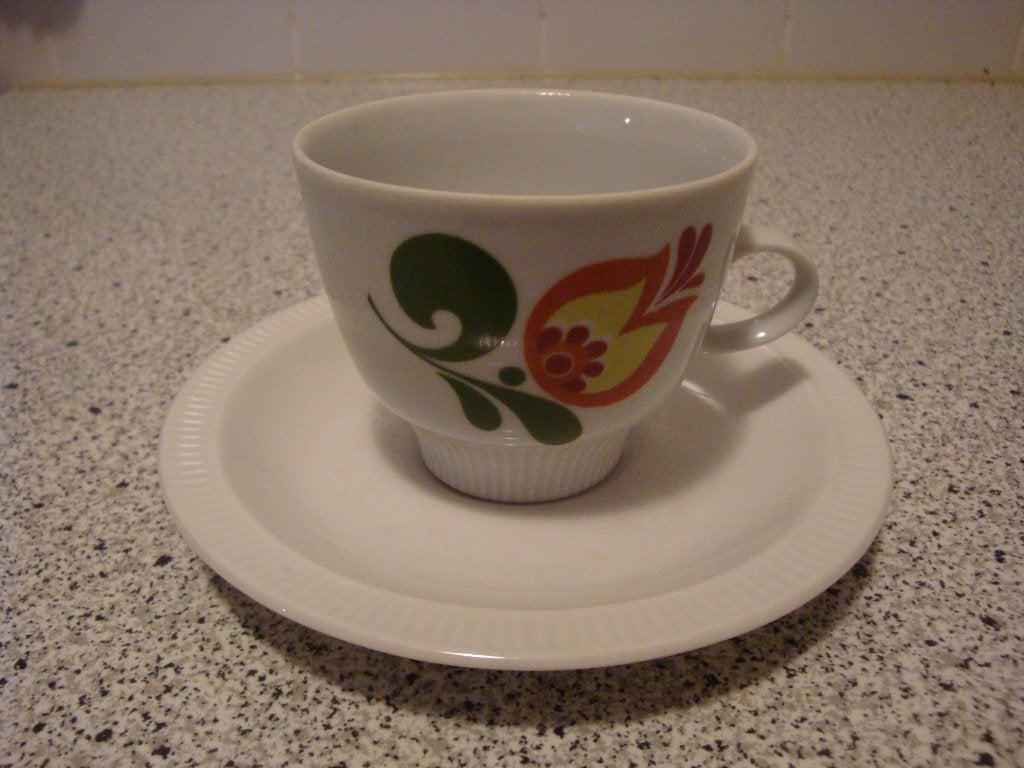 Drie retro vintage koffie koppen en schotels / koffiekopjes, Huis en Inrichting, Gebruikt, Ophalen of Verzenden, Overige stijlen