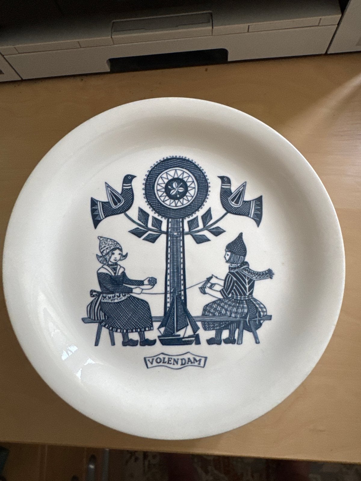 Twee vintage Volendam bordjes van Petrus Regout Maastricht, Antiek en Kunst, Ophalen