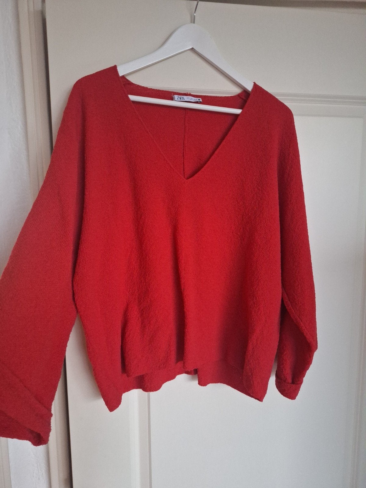 Rode Zara top met V-hals en lange mouwen, Zara, Maat 42/44 (L), Ophalen of Verzenden, Lange mouw